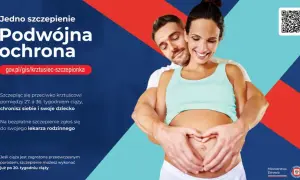 Szczęśliwi przyszli rodzice tworzą serce na brzuchu mamy. Kampania informuje o szczepieniu przeciwko krztuścowi w ciąży.