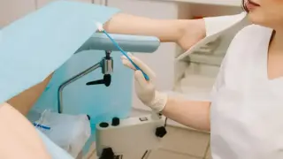 Lekarz wykonuje gbs badanie, pobierając wymaz z szyjki macicy.