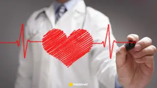 Lekarz rysuje serce i linię EKG, symbolizując troskę o zdrowie. Nitrendypina Egis pomaga utrzymać prawidłowe ciśnienie.